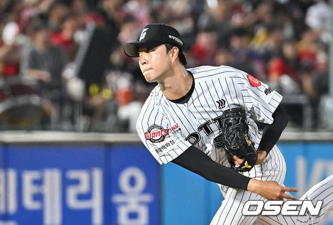 [OSEN=부산, 이석우 기자] 26일 부산 사직야구장에서 2025 신한 SOL 뱅크 KBO 리그 롯데 자이언츠와 KIA 타이거즈의 경기가 열렸다. 홈팀 롯데는 이민석이, 방문팀 KIA는 이의리가 선발 출전했다.롯데 자이언츠 윤성빈이 역투하고 있다. 2025.07.26 / foto0307@osen.co.kr