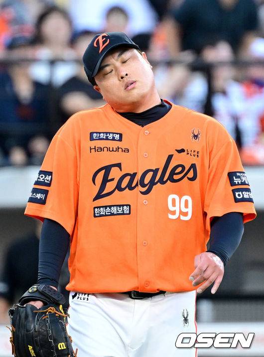 [OSEN=대전, 최규한 기자] 26일 대전 한화생명볼파크에서 ‘2025 신한 SOL Bank KBO리그’ 한화 이글스와 SSG 랜더스의 경기가 열렸다.홈팀 한화는 류현진, 방문팀 SSG는 김광현을 선발로 내세웠다.1회초 무사 만루 상황 SSG 김성욱에게 3타점 2루타를 내준 한화 선발 류현진이 아쉬워하고 있다. 2025.07.26 / dreamer@osen.co.kr