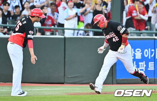[OSEN=부산, 이석우 기자] 27일 부산 사직야구장에서 2025 신한 SOL 뱅크 KBO 리그 롯데 자이언츠와 KIA 타이거즈의 경기가 열렸다. 홈팀 롯데는 나균안이, 방문팀 KIA는 네일이 선발 출전했다.KIA 타이거즈 김태군이 3회초 좌월 솔로 홈런을 치고 기쁨을 나누고 있다. 2025.07.27 / foto0307@osen.co.kr