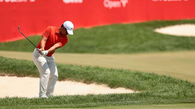 2025 3M 오픈 3라운드 경기 중, 한국의 김주형이 18번 홀에서 샷을 하고 있다.