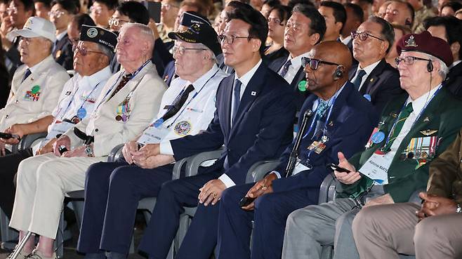 김민석 국무총리가 27일 경기도 고양시 킨텍스에서 열린 유엔군 참전의 날 기념식에서 헌정공연을 지켜보고 있다. (사진=연합뉴스)