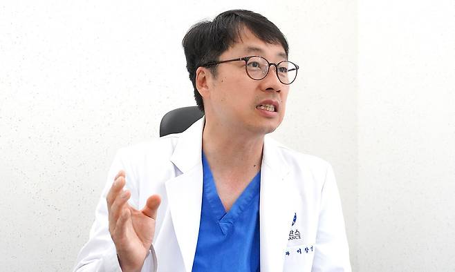 연세암병원 폐암센터 이창영 교수(세브란스병원 흉부외과)는 지난 18일 세계일보와의 인터뷰에서 “폐암을 유발하는&nbsp;위험 인자는 덧셈이 아닌 곱셈으로 작용한다. 가족력이 있고, 30갑년(하루 한갑&nbsp;30년) 이상&nbsp;흡연력이 있으면 반드시 저선량 흉부 CT를 통한 정기적인 검진이 필요하다”며 조기 검진의 필요성을 강조했다. 그는 “폐암 수술을 받는 환자분는 고령층이 많기 때문에 수술 후 유산소 운동뿐 아니라 떨어진 근력을 보완할 수 있는 근력 운동도 함께 해야 한다”고 조언했다. 세브란스병원 제공&nbsp;
