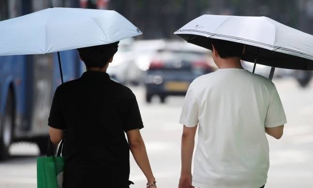 양산은 과거 중년층 여성들이 주로 사용했지만, 계속된 폭염에 남성들도 흔히 사용하는 ‘필수템’으로 자리잡았다. 뉴스1