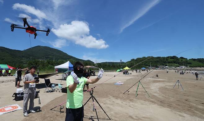 26일 전남 고흥군 영남면 남열해돋이 해수욕장 일원에서 열린 ‘2025 고흥 드론 서머비치 페스타’ 전국드론낚시대회에서 출전 선수들이 드론낚시를 하고 있다. 고흥=이제원 선임기자