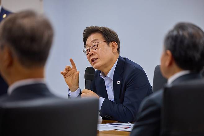 이재명 대통령이 25일 경기 시흥시 SPC삼립 시화공장에서 열린 '산업재해 근절 현장 노사간담회'에서 발언하고 있다. 대통령실 제공