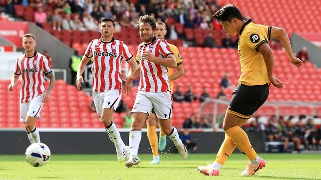 울버햄프턴 황희찬이 26일(한국시간) 영국 스토크온트렌트 베트365 스타디움에서 열린 프리시즌 스토크시티와의 경기에서 페널티킥을 차고 있다. 울버햄프턴 홈페이지