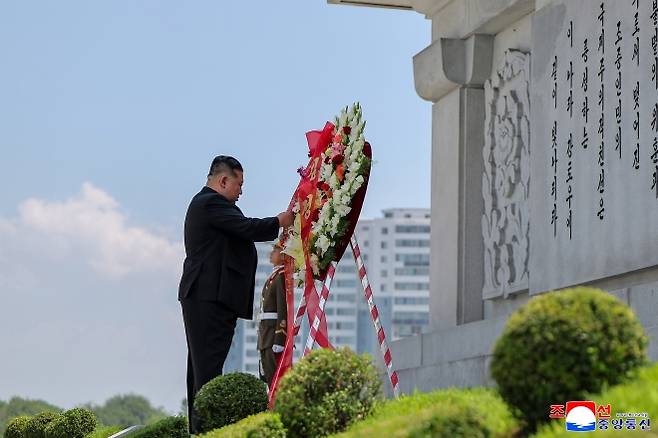 (평양 조선중앙통신=연합뉴스) 김정은 북한 국무위원장이 조국해방전쟁승리 72주년(7월 27일)을 맞아 지난 26일 6·25전쟁 참전 중국군을 추모하는 우의탑을 찾았다고 조선중앙통신이 27일 보도했다. 2025.7.27