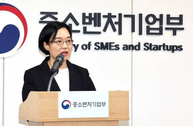 한성숙 중소벤처기업부 장관이 24일 정부세종청사 중기부 어울림홀에서 열린 취임식에서 취임사를 하고 있다. 연합뉴스
