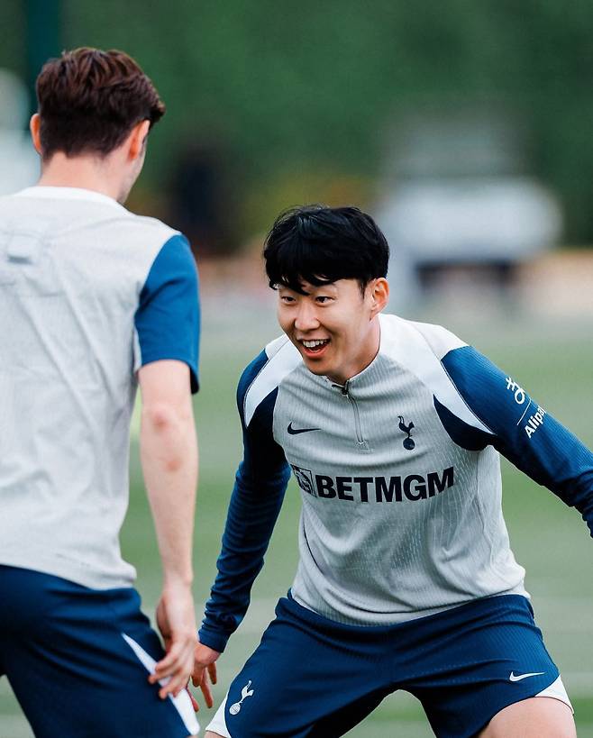 토트넘 ‘리빙 레전드’ 손흥민(오른쪽)이 런던 엔필드 홋스퍼웨이에서 진행된 프리시즌 팀 훈련에 밝은 표정으로 임하고 있다. 사진출처｜토트넘 홋스퍼 페이스북
