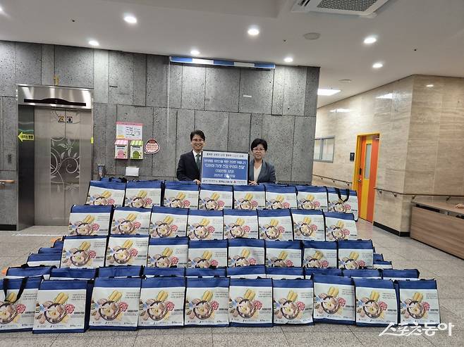 용인특례시(시장 이상일)가 초복(7월 20일)을 맞아 지역 곳곳에서 이웃과 따뜻한 정을 나누는 복달임 행사가 활발히 펼쳐졌다(기흥구 건강꾸러미 전달 모습). 사진제공｜용인시