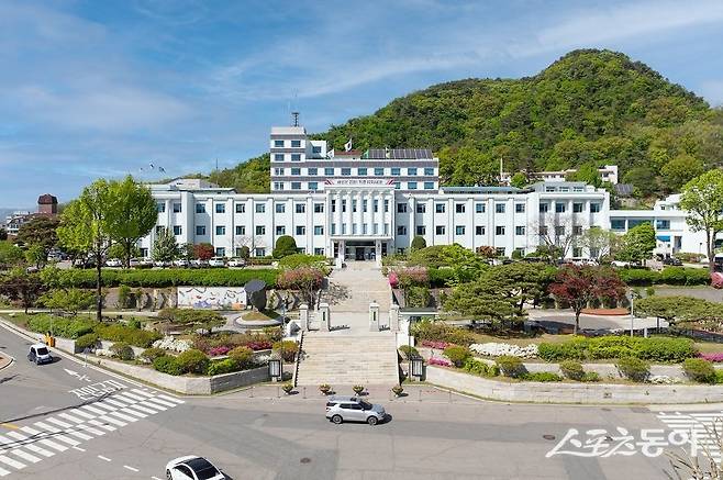 강원특별자치도(도지사 김진태)가 오는 7월 28일부터 거동이 불편한 취약계층을 위한 ‘찾아가는 신청서비스’를 시행하며 민생회복 소비쿠폰 지급의 편의성과 접근성을 대폭 강화한다(강원도청 전경). 사진제공｜강원도