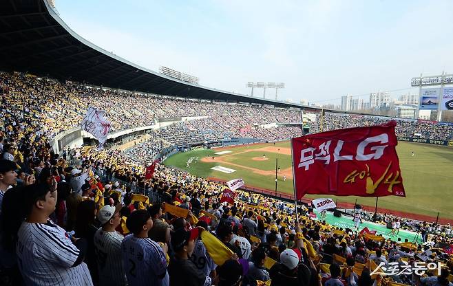 두산과 롯데가 26일 100만 관중 대열에 합류하면서 올 시즌 100만 관중을 돌파한 팀은 이제 4개팀이 됐다. 두 팀에 앞서서는 삼성과 LG가 차례대로 100만 관중 기록을 달성했다. 사진은 관중이 가득 들어찬 잠실구장 전경. 스포츠동아DB