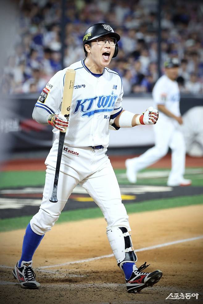KT 허경민이 27일 수원 삼성전에서 3-3으로 맞선 9회말 밀어내기 볼넷으로 경기를 끝낸 뒤 환호하고 있다. 사진제공｜KT 위즈