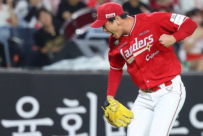 ▲ SSG 랜더스 김광현은 26일 대전 한화전에서 열린 류현진과의 프로 데뷔 첫 선발 맞대결에서 완승을 거뒀다. ⓒ 연합뉴스