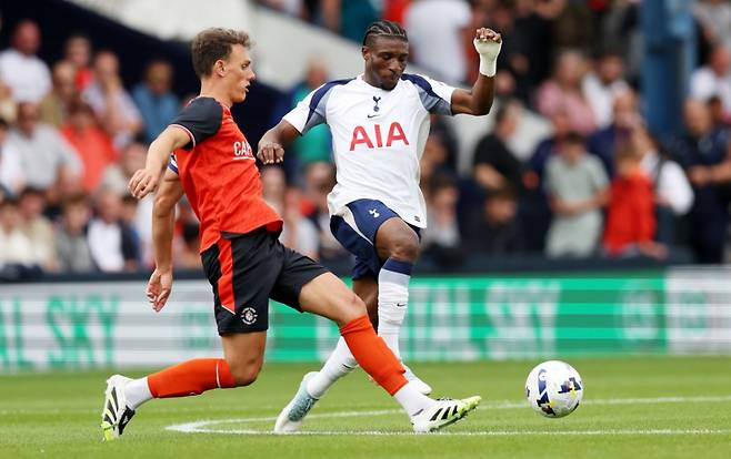 모하메드 쿠두스(오른쪽)가 루턴 타운을 상대로 돌파를 시도하고 있다. /사진=토트넘 홋스퍼 공식 홈페이지 갈무리