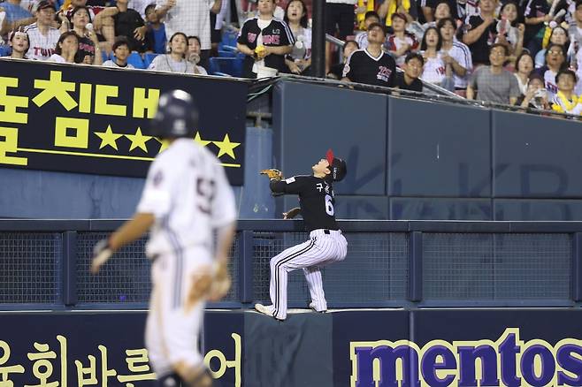 LG 트윈스 구본혁의 25일 9회 슈퍼 캐치 순간. 사진=LG 트윈스 제공
