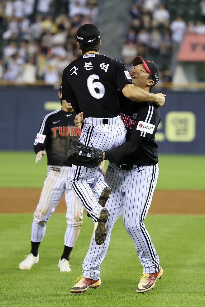 25일 경기 종료 후 기뻐하는 LG 선수들. 사진=LG 트윈스 제공
