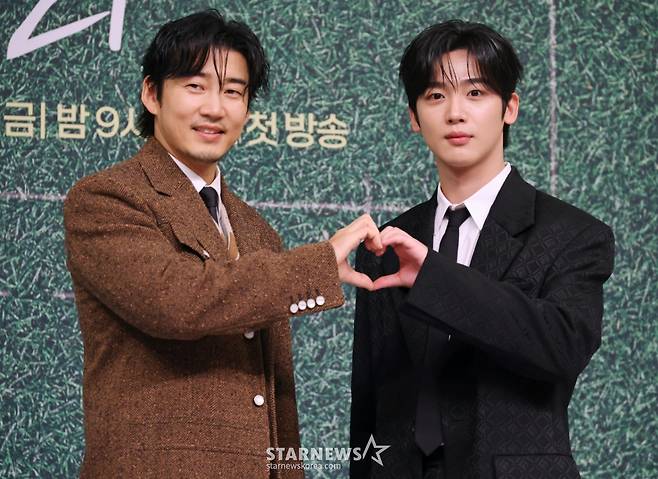 배우 윤계상, 김요한이 25일 오후 서울 양천구 SBS 사옥에서 진행된 금토드라마 '트라이: 우리는 기적이 된다' 제작발표회에 참석해 포즈를 취하고 있다.  예측불허 괴짜감독 주가람과 만년 꼴찌 한양체고 럭비부가 전국체전 우승을 향해 질주하는 코믹 성장 스포츠 드라마 '트라이: 우리는 기적이 된다'는 오늘(25일) 첫 방송된다. /2025.07.25 /사진=이동훈 photoguy@