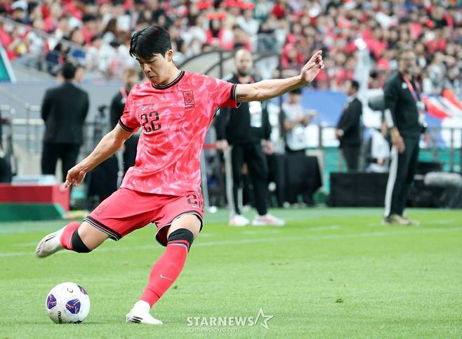 설영우가 10일 서울월드컵경기장에서 북중미월드컵 최종예선 마지막 경기인 쿠웨이트전에서 크로스를 시도하고 있다. /사진=강영조 선임기자