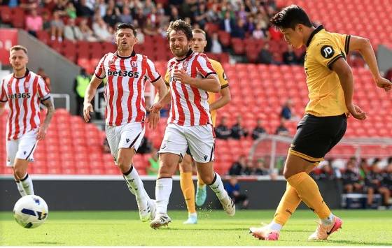 황희찬(오른쪽)이 페널티킥을 시도하고 있다. /사진=울버햄튼 공식 홈페이지 갈무리