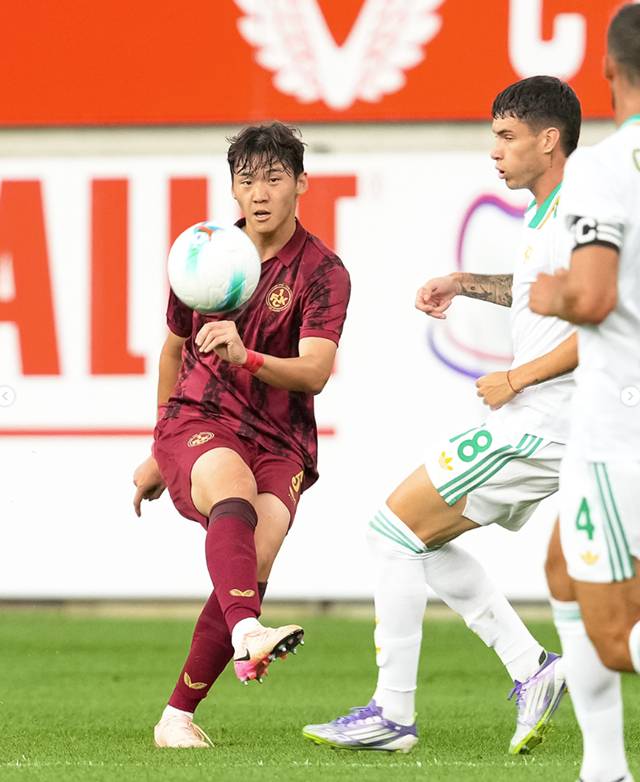 경기에 집중하는 김지수(왼쪽). /사진=카이저슬라우테른 SNS