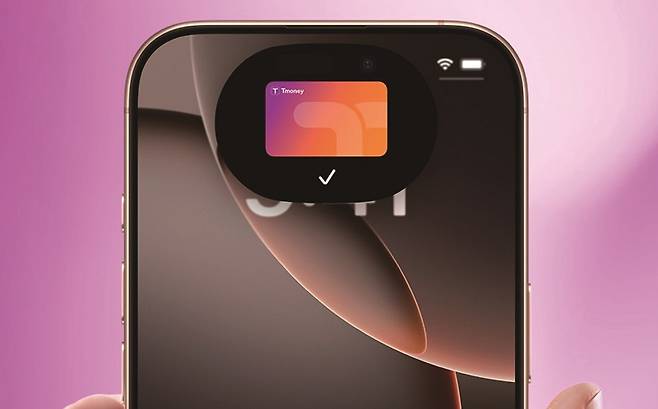 이제 아이폰으로도 교통카드 결제를 할 수 있다.[사진 | 애플 제공]