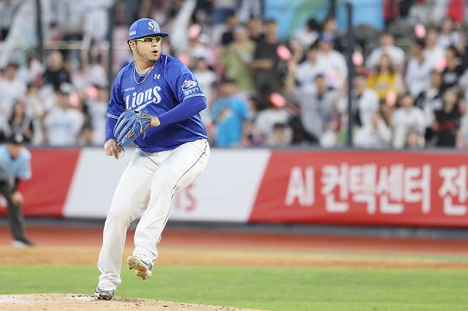 삼성 라이온즈 아리엘 후라도가 26일 수원 KT 위즈전에 선발 등판해 역투하고 있다. 삼성 라이온즈