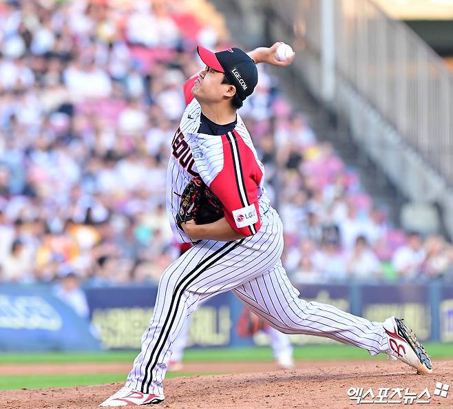 22일 오후 서울 송파구 잠실야구장에서 열린 '2025 신한 SOL Bank KBO리그' 두산 베어스와 LG 트윈스의 경기, 7회초 LG 장현식이 공을 힘차게 던지고 있다. 엑스포츠뉴스 DB