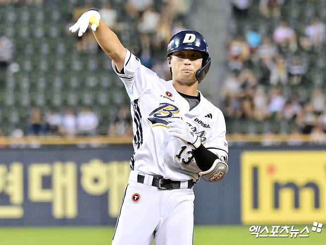 27일 오후 서울 송파구 잠실야구장에서 열린 '2025 신한 SOL Bank KBO리그' LG 트윈스와 두산 베어스의 경기, 8회말 2사 2,3루 두산 이유찬이 1타점 적시타를 날리고 있다. 잠실, 김한준 기자