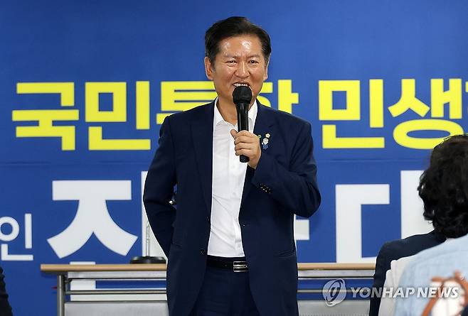 대전 당원 만난 정청래 (대전=연합뉴스) 김준범 기자 = 더불어민주당 당 대표 선거에 출마한 정청래 국회의원이 10일 오후 대전시 중구 용두동 더불어민주당 대전시당에서 당원들과 간담회를 하고 있다. 2025.7.10 psykims@yna.co.kr