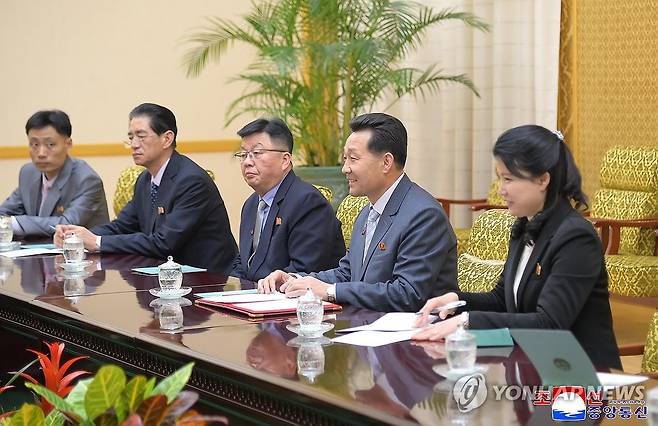 북한 박인철 의장, 러시아 의원단 단장과 담화 (평양 조선중앙통신=연합뉴스) 북한 박인철 최고인민회의 의장이 지난 2일 만수대의사당에서 러시아연방공산당 대표단으로 북한을 방문 중인 카즈베크 타이사예프 러시아 국가회의 러조친선의원단 단장을 만나 '친선적인 분위기' 속에서 담화를 나눴다고 조선중앙통신이 3일 보도했다. 2025.4.3 
    [국내에서만 사용가능. 재배포 금지. For Use Only in the Republic of Korea. No Redistribution] nkphoto@yna.co.kr