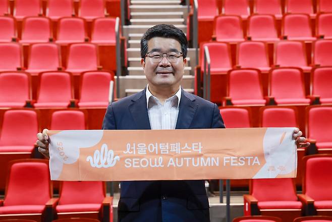 서울어텀페스타 굿즈 펼쳐보이는 송형종 대표이사 (서울=연합뉴스) 신현우 기자 = 송형종 서울문화재단 대표이사가 지난 25일 서울 성북구 서울연극창작센터 내 서울씨어터 제로 202에서 오는 10월에 열릴 공연예술축제 '서울어텀페스타' 슬로건이 적힌 굿즈를 들고 있다. 2025.7.27 nowwego@yna.co.kr