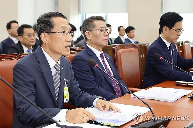 행안위 참석한 유재성 경찰청장 직무대행 (서울=연합뉴스) 김주성 기자 = 유재성 신임 경찰청장 직무대행(경찰청 차장)이 30일 국회 행정안전위원회 전체회의에 참석해 인사말을 하고 있다. 2025.6.30 utzza@yna.co.kr