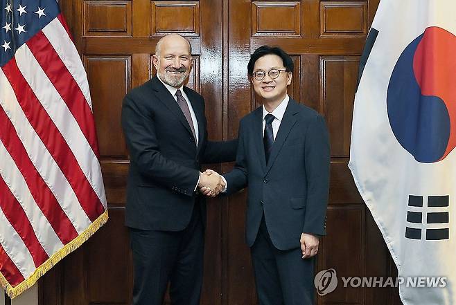 김정관 장관, 미국 상무부 장관 면담 (서울=연합뉴스) 김정관 산업통상자원부 장관이 24일(현지시간) 미국 워싱턴 DC 상무부 회의실에서 하워드 러트닉 상무부 장관과 면담, 기념 촬영하고 있다. 2025.7.25 [산업통상자원부 제공. 재판매 및 DB 금지] photo@yna.co.kr