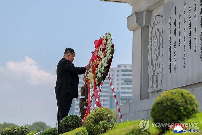 북한 김정은, '전승절' 72주년 맞아 우의탑에 헌화 (평양 조선중앙통신=연합뉴스) 김정은 북한 국무위원장이 조국해방전쟁승리 72주년(7월 27일)을 맞아 지난 26일 6·25전쟁 참전 중국군을 추모하는 우의탑을 찾았다고 조선중앙통신이 27일 보도했다. 2025.7.27 
    [국내에서만 사용가능. 재배포 금지. For Use Only in the Republic of Korea. No Redistribution] nkphoto@yna.co.kr