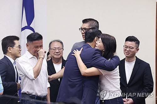 26일(현지시간) 대만에서 진행된 파면 투표 결과에 기뻐하는 국민당 의원들 [AFP 연합뉴스 자료사진]
