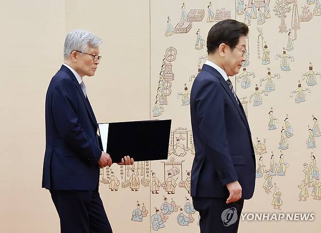 임명장 수여식, 이재명 대통령 돕는 최동석 인사혁신처장 (서울=연합뉴스) 홍해인 기자 = 최동석 인사혁신처장이 23일 서울 용산 대통령실 청사에서 열린 신임 국무위원, 지방시대위원장 임명장 및 위촉장 수여식에서 이재명 대통령의 임명장 수여를 돕고 있다. 2025.7.23 hihong@yna.co.kr