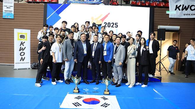 2025 아시아청소년태권도선수권대회에서 남녀 동반 종합우승을 이룬 한국 선수단. [한국중고등학교태권도연맹 제공. 재판매 및 DB 금지]