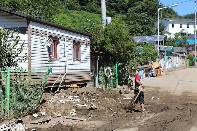 삽 든 주민 [촬영 심민규]