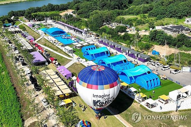 인제서 열린 여름 축제 (인제=연합뉴스) 27일 오전 강원 인제군 여름축제 '여름愛 인제愛 빠지다'가 인제군 남면 빙어호 일원에서 열리고 있다.
    군은 1천300평에 달하는 대규모 물놀이장에 워터슬라이드와 워터바운스를 비롯한 놀이시설을 마련했다. 또 요트, 펀보트, 호비웨이브, 훼미리보트 등의 수상레저 체험과 유로번지, 클라이밍, 트램펄린, 하늘그네 등 육상 액티비티 체험을 운영한다. 2025.7.27 [인제군 제공. 재판매 및 DB 금지] taetae@yna.co.kr