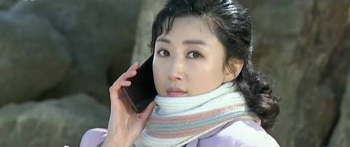 북한 드라마 '백학벌의 새봄' 중 한 장면 (서울=연합뉴스) 조선중앙TV 드라마 '백학벌의 새봄' 속 경미가 남자친구인 영덕의 전화를 받고 있다. 2025.7.10 [조선중앙TV 캡처]