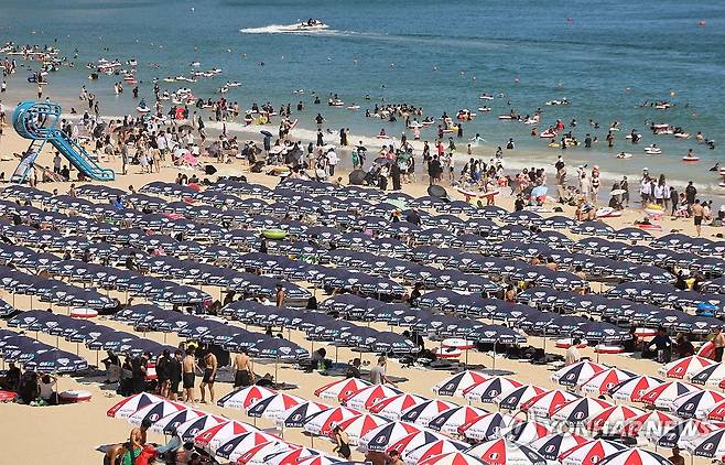 피서객 몰린 해운대 (부산=연합뉴스) 박성제 기자 = 27일 오후 부산 해운대해수욕장에서 피서객들이 물놀이하며 더위를 식히고 있다. 이날 전국적으로 무더위가 기승을 부린 가운데 부산 일부 지역도 33도를 기록했다. 2025.7.27 psj19@yna.co.kr