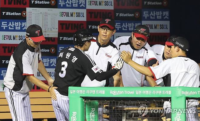 다시 동점 (서울=연합뉴스) 임화영 기자 = 27일 서울 잠실야구장에서 열린 프로야구 LG 트윈스와 두산 베어스의 경기.
    7회초 1사 3루 LG 최원영이 신민재의 희생플라이 때 홈인하며 염경엽 감독과 코치진의 축하를 받고 있다. 2025.7.27 hwayoung7@yna.co.kr