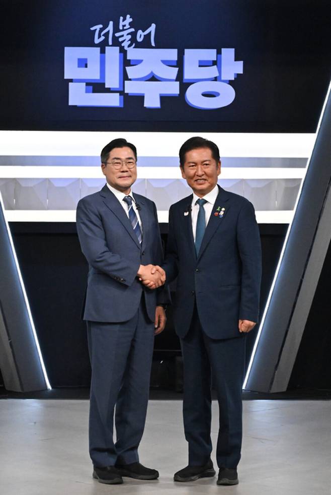 ▲&nbsp;더불어민주당 당 대표 선거에 출마한 박찬대(왼쪽)ㆍ정청래 후보가 27일 오후 서울 영등포구 여의도 KBS 신관 공개홀에서 2차 텔레비전 토론회 시작 전 악수를 하고 있다. /국회사진기자단