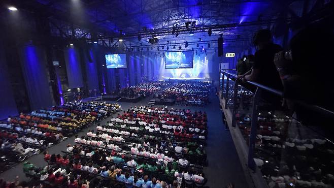 이날 폐회식에 모여든 전 세계 대학생 선수들과 임원. 사진=이희택 기자.