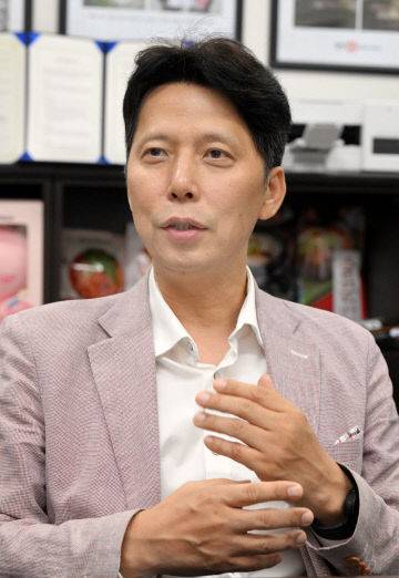 나득균 K-푸드 해외 진출 협의체 회장이 K-푸드 해외 위상에 대해 설명하고 있다.  이성희 기자