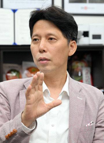나득균 K-푸드 해외 진출 협의체 회장이 K-푸드 세계화 우수성을 알리기 위한 방향성에 대해 설명하고 있다. 이성희 기자