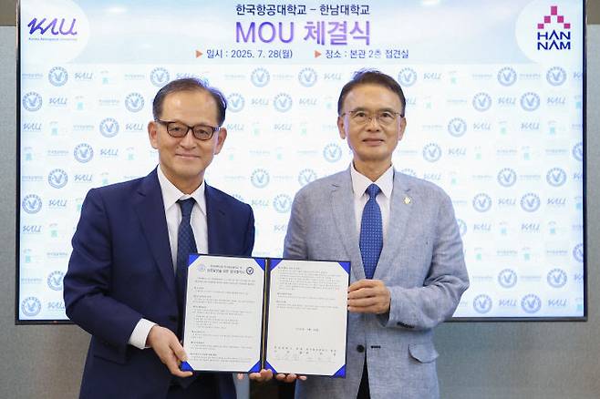 이승철 한남대 총장(오른쪽)과 허희영 한국항공대 총장이 28일 항공대 본관 2층 접견실에서 열린 업무협약식에서 협약서를 교환했다. /한남대 제공
