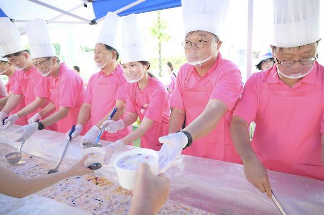 '제23회 세종 조치원복숭아 축제'에 10만 7038명이 방문, 역대 최다 인원을 기록했다. 사진은 복숭아 화채 나눔 행사. /세종시 제공