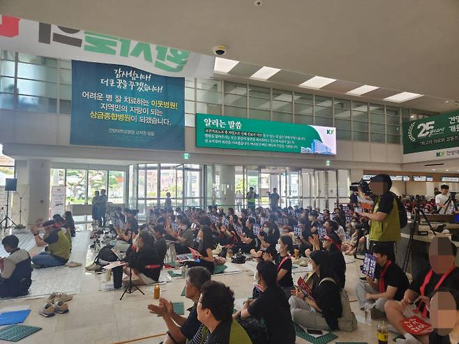 28일 건양대병원 보건의료노조가 총파업에 들어간 첫날, 건양대병원 곳곳에 진료 차질 가능성에 양해 안내문이 부착돼 있었다. (사진=정바름 기자)